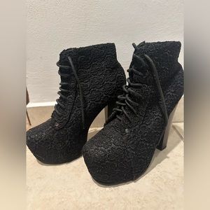 High heeled Textured Boots Black size 8